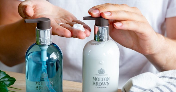 Nhà Molton Brown học cách “sống cùng với lũ” khi biến chế nước hoa vào gel rửa tay mùa COVID